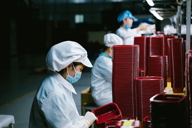 Hak Kewajiban Pekerja & Pengusaha dalam Hubungan Industrial